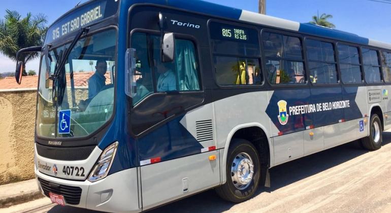 Ônibus do transporte coletivo de Belo Horizonte durante o dia.