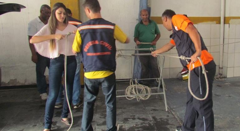 Seis pessoas participam de curso de lançamento de cordas em pontos de alagamento.