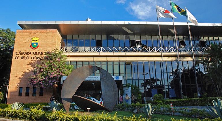 BHTrans reforça viagens do transporte coletivo por ônibus no domingo, dia 18/3, para atender candidatos do Concurso da Câmara Municipal. Foto: Adão de Souza/PBH Fachada da Câmara Municipal de Belo Horizonte, durante o dia.