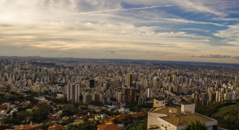 Prefeitura, em parceria com a Secretaria de Estado de Turismo de Minas Gerais, promoveu os atrativos de BH em capacitação no Rio de Janeiro. Foto: João Paulo Vale Muiros prédios de Belo Horizonte com céu azul ao fundo.