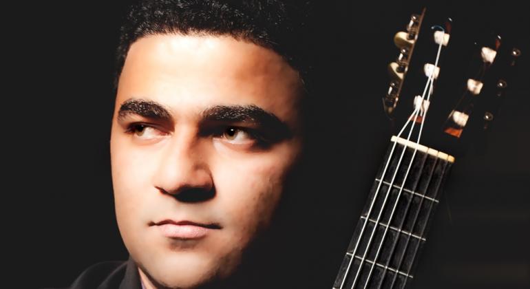 Foto: Divulgação Violinista e multi-instrumentista Gilson Brito com seu violão.