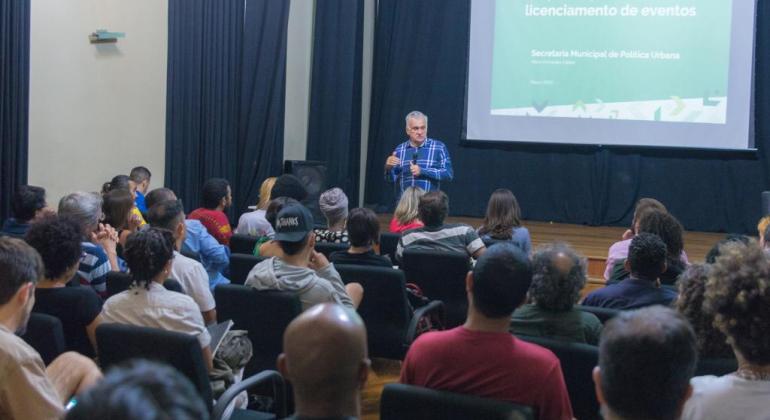 Proposta de simplificação de licenciamento para uso do espaço público é discutida por Secretarias de Cultura e Política Urbana. Foto: Ricardo Laf/PBH Secretário Municipal de Cultura, Juca Ferreira, ministra palestra sobre simplificação de licenciamento para uso do espaço público no Museu de Moda.