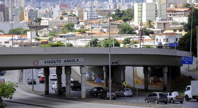 Viaduto Angola com carros passando embaixo, na Avenida Antônio Carlos.