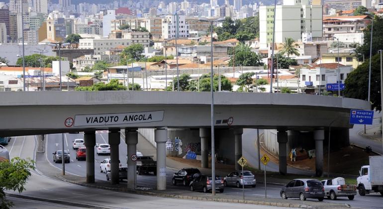 A partir de 1h do dia 29/3 será interditado o trânsito na avenida Antônio Carlos devido ao levantamento do Viaduto Angola. Foto: Rodrigo Clemente/PBH Viaduto Angola com carros passando embaixo, na Avenida Antônio Carlos.