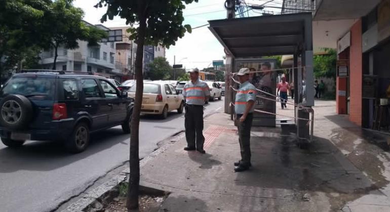 Mudanças em pontos de ônibus na Avenida Amazonas Ponto de ônibus na Avenida Amazonas e dois agentes da BHTrans