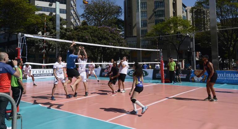 Savassi terá música e atividades esportivas no BH é da Gente de domingo. Foto: Amira Hissa/PBH Jogo de vôlei na Savassi.