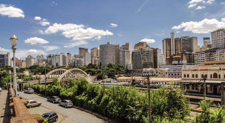 Viaduto Santa tereza com vários prédios ao fundo.