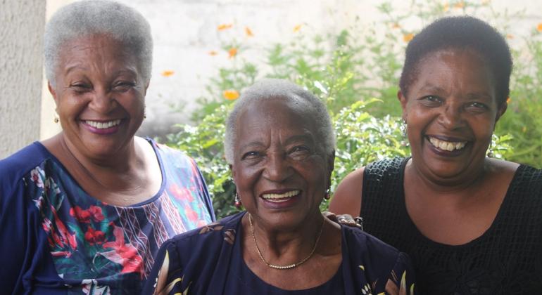 O Centro de Referência da Pessoa Idosa (CRPI) é um equipamento da Prefeitura de Belo Horizonte que atende pessoas com 60 anos ou mais. Foto: Zaíra Magalhães Três senhoras sorridentes.
