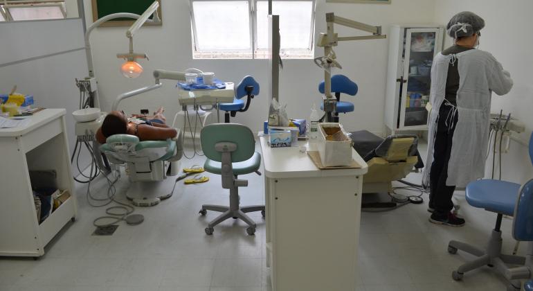 Centro de Saúde na Pedreira Prado Lopes passa por reforma e ampliação para proporcionar mais qualidade e conforto no atendimento à população. Foto: Lilian Lopes Consultório odontológico equipado com técnico ou dentista presente.