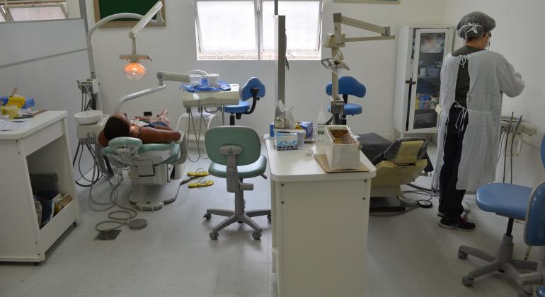 Consultório odontológico equipado com técnico ou dentista presente.