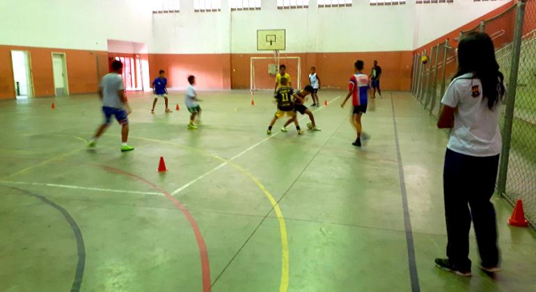 Oito crianças jogam futsal em quadra no Centro Poliesportivo Dom Bosco, na região Noroeste.
