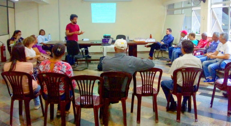 Trabalho desenvolvido por meio do Programa Lixo Zero foi apresentado no dia 12/3, durante reunião do Conselho Distrital de Saúde Leste. Foto: Divulgação PBH Homem apresenta projeto, de pé, para mais de vinte pessoas sentadas, em uma sala.
