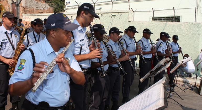 Cerca de 20 Guardas Municipais tocam instrumentos em banda musical