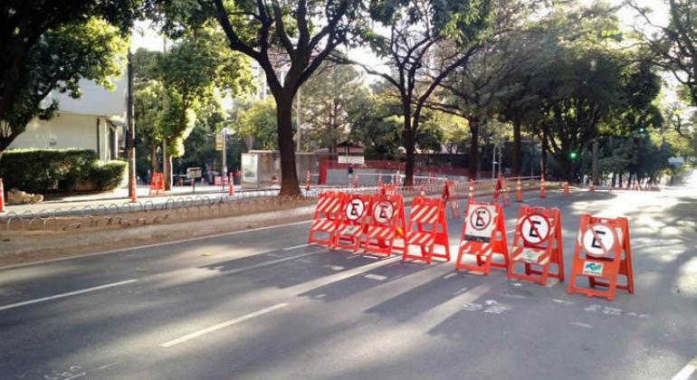 A BHTrans realiza operação de trânsito e transportes para eventos do St. Patrick’s Day. Foto: Arquivo BHTrans Avenida Getúlio Vargas com placas de sinalização de interdição.