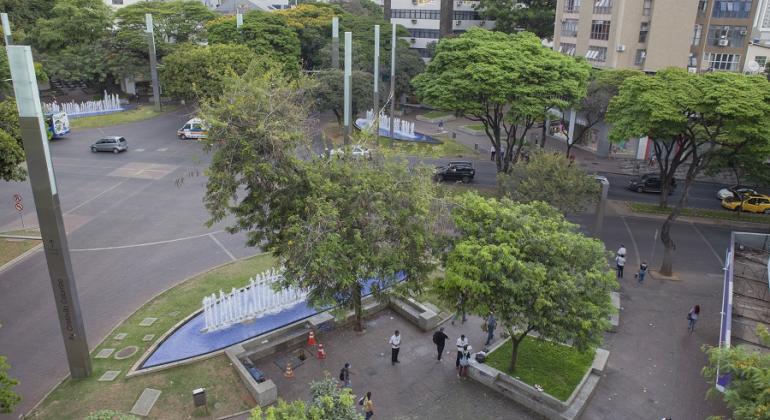 Foto: Divulgação PBH Vista aérea de Praça da Savassi, durante o dia.