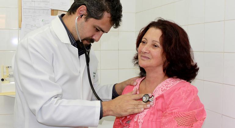 Médico examina paciente com estetoscópio