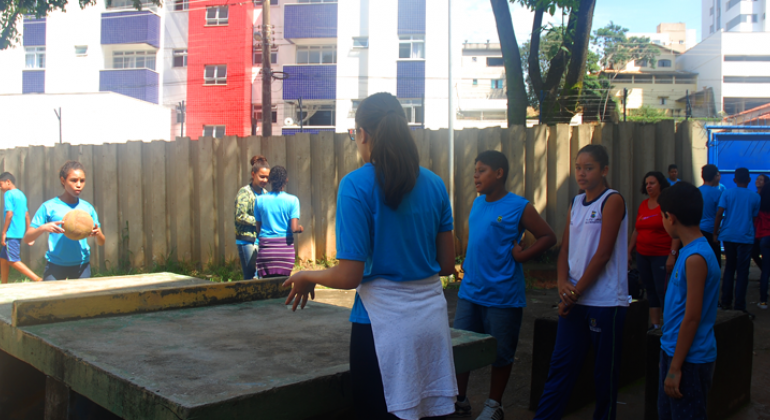 Escola Municipal Henriqueta Lisboa transforma o recreio escolar em tempo integral de entretenimento e constantes aprendizados. Foto: Divulgação PBH Cerca de oito alunos jogam pingue-pongue em pátio de escola municipal.