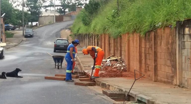 Funcionário da Slu realiza limpeza de mais de cinco bocas-de-lobo em rua da regional Noroeste.