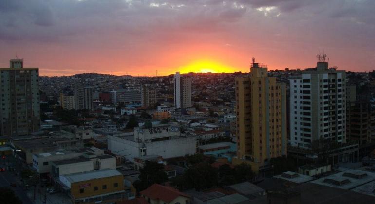 Crepúsculo no Barreiro, região com maior número de bairros e maior extensão territorial.