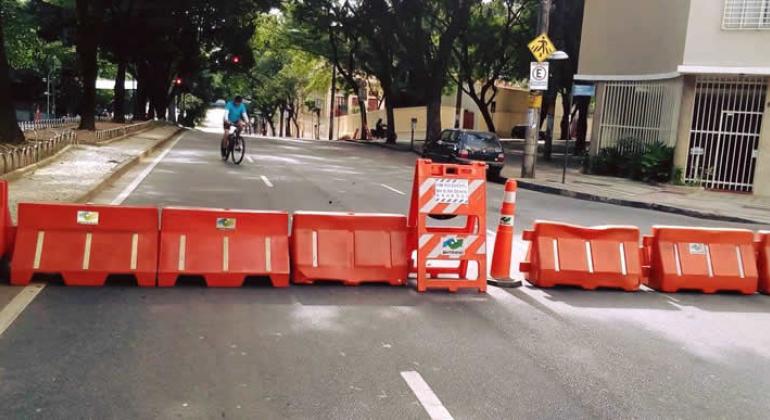 Barreiras de desvio de trânsito em rua da Savassi