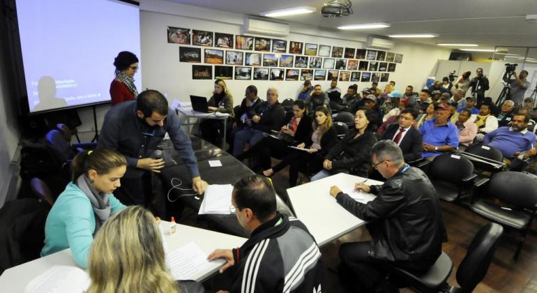 A PBH publicou edital de chamamento público para sorteio de prioridade para a escolha dos boxes a serem ocupados pelos camelôs do Barreiro. Foto: Adão de Souza/PBH Mais de trinta camelôes sentados aguardam sorteio de prioridade boxes em Venda Nova. Foto ilustrativa.