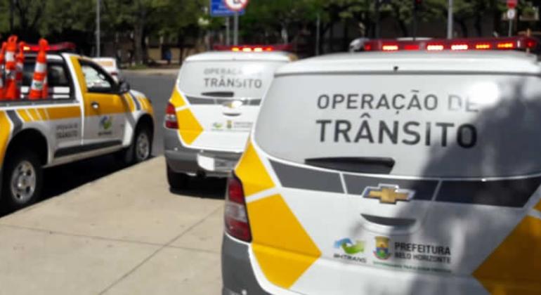 Foto: Divulgação PBH Três traseiras de carros da BHTrans com os seguintes dizeres em cada um deles: "Operação de trânsito".