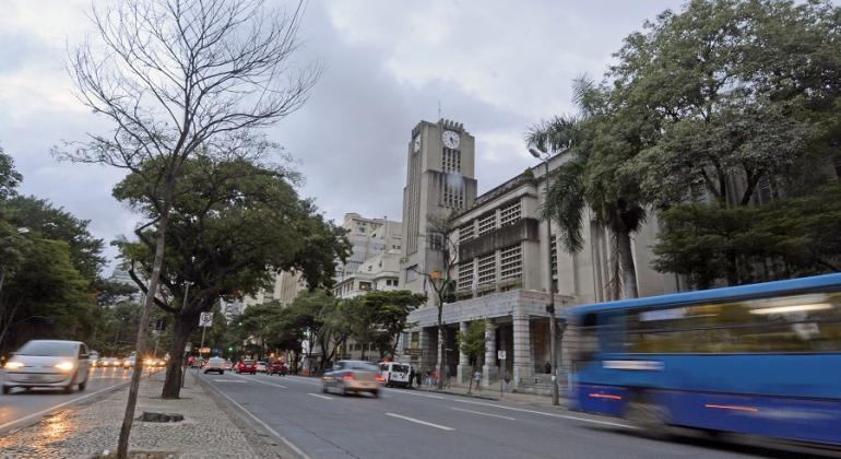 Fachada da Prefeitura de Belo Horizonte durante um dia de céu nublado.