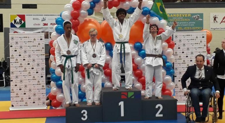 Pódium com quatro medalhistas do no “World Judo Games 2018 - Judo For All”, dois deles em terceiro lugar; dos quatro, dois são de Belo Horizonte e participam do Programa Superar.