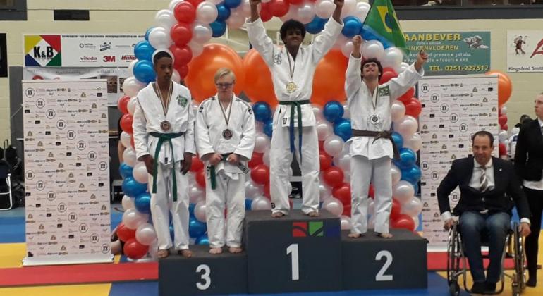 Quinta-feira, dia 19/4, é a da data na qual Judocas medalhistas em Mundial na Holanda recebem homenagem da Prefeitura de Belo Horizonte. Foto: Divulgação Pódium com quatro medalhistas do no “World Judo Games 2018 - Judo For All”, dois deles em terceiro lugar; dos quatro, dois são de Belo Horizonte e participam do Programa Superar.