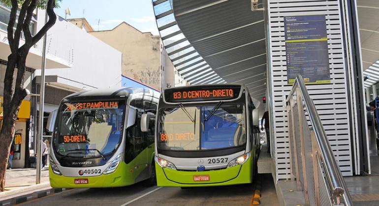 Rua dos Caetés é interditada para obras de manutenção no pavimento da pista do MOVE a partir de sábado, dia 21/4. Foto: BHTrans Ônibus das linhas 51 e 83 ao lado de estação do MOVE.