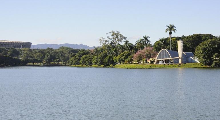 Diálogos Pampulha recebe palestra de Márcio Favilla, diretor da Organização Mundial de Turismo, e realiza oficina sobre o MAP. Foto: Rodrigo Clemente/PBH Igrejinha da Pampulha em frente a Lagoa da Pampulha, durante o dia.