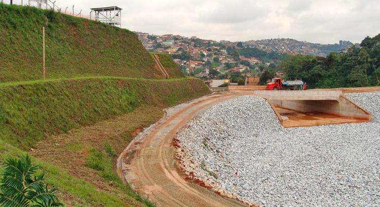 A imagem mostra obra da bacia do Córrego Bonsucesso, localizada no bairro de mesmo nome, em período de finalização.