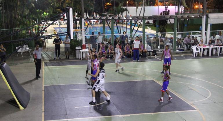 Atletas do Esporte para todos estão em quadra jogando basquete