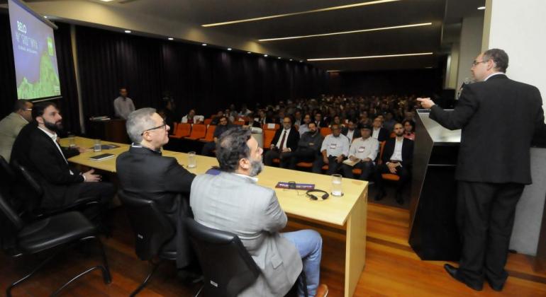 Foto: Rodrigo Clemente/PBH Participaram da mesa de abertura da I Semana Belo Horizonte Cidade Inteligente Aluizer Malab, Presidente da Belotur; Leopoldo Albuquerque, pres. do Instituto Smart Cities; Paulo Lamac, vice-prefeito de Belo Horizonte; Leandro Garcia, presidente da Prodabel; Bruno Miranda, Secretário Adjunto de Desenvolvimento Econômico; Jean Mattos, Secretário Adjunto de Planejamento. O professor e doutor holandês Marcel Hertogh palestrou aos participantes.