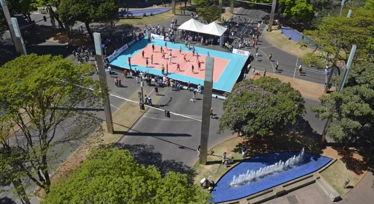 Quadra esportiva no cruzamento das avenidas Getúlio Vargas e Cristóvão Colombo. 