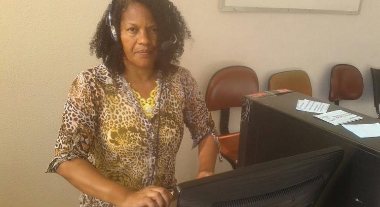 Mãe e filhas aproveitam cursos oferecidos pela Prodabel e sonham com carreira profissional no ramo da informática. Foto: Divulgação PBH Nelcy Roque, sentada em frente ao computador. Ela frequenta o curso de informática da Prodabel com as filhas.