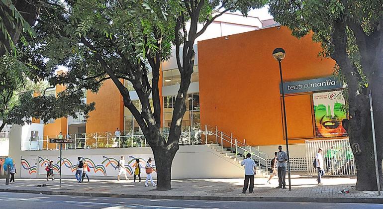 Fachada do Teatro Marília, durante o dia.