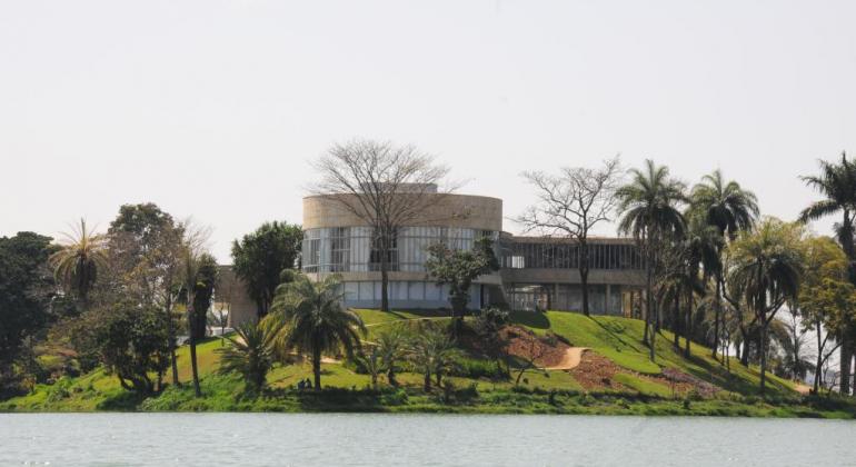 Foto do Museu de Arte da Pampulha em frente à lagoa da Pampulha durante o dia