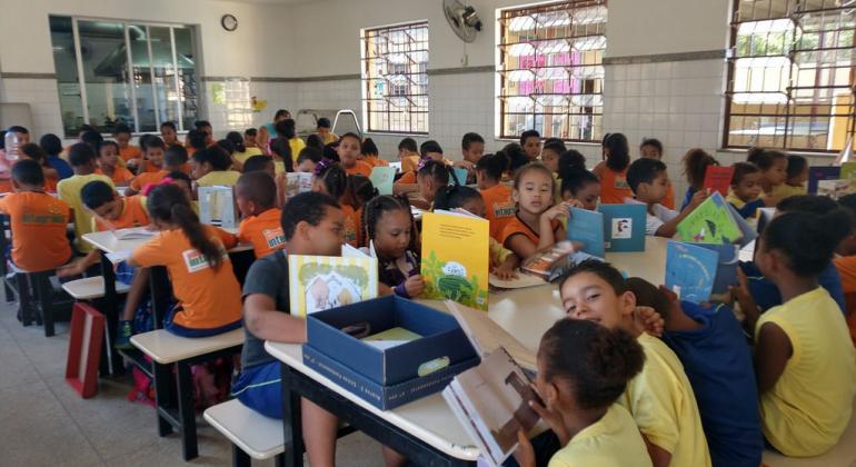 Mais de trinta crianças praticipam do #momentoleitura em sala da Escola Municipal Prefeito Souza Lima.