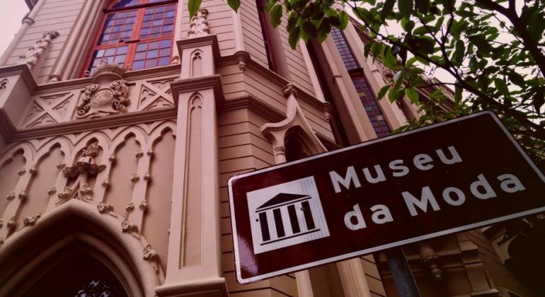 Quatro mostras ficam em cartaz até o dia 10/5, de terça a sexta, das 9h às 21h, e aos sábados e domingos, das 10h às 14h. Foto: Ricardo Laf/PBH Fachada do Museu da Moda durante o dia.