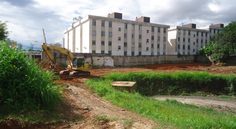 Obras da Bacia de Detenção do Córrego São Francisco/Assis das Chagas, localizado na avenida Assis das Chagas, Vila Indaiá.