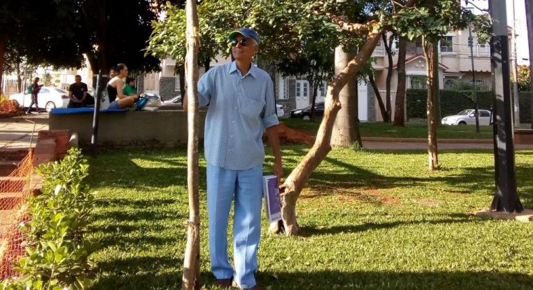 Praça Comendador Negrão de Lima: espaço de lazer e convivência dos moradores do bairro Floresta. Foto: Naara Dias/PBH Senhor de idade com boné passeia na Praça Comendador Negrão de Lima, no bairro Floresta, durante o dia.