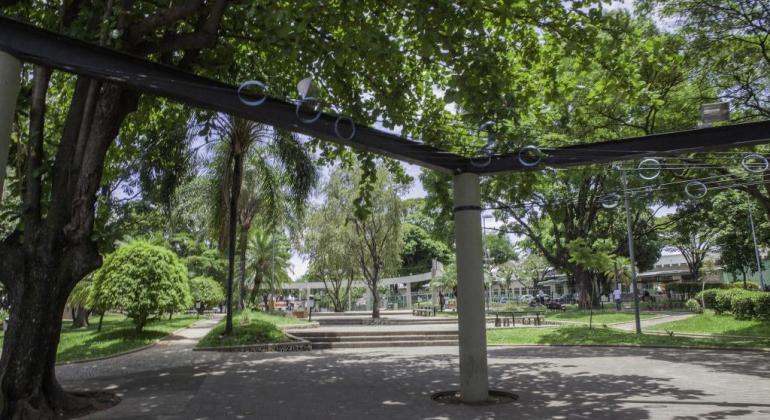 Foto: Divulgação PBH Caramanchão da Praça Duque de Caxias à frente; atrás, outras árvores e caminhos do local.