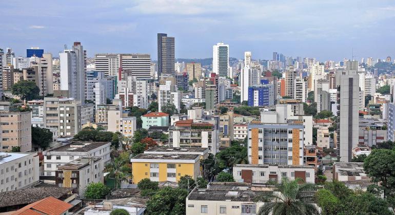 Mais de vinte prédios em paisagem urbana de Belo Horizonte, durante o dia.