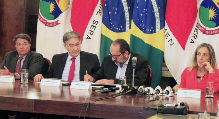 Decreto, que foi assinado em solenidade com a participação do governador Fernando Pimentel, reconhece 119 áreas e beneficia 93 mil pessoas. Foto: Amira Hissa/PBH Secretário de Planejamento de Minas Gerais, Helvécio Magalhães, governador de Minas Gerais, Fernando Pimentel,