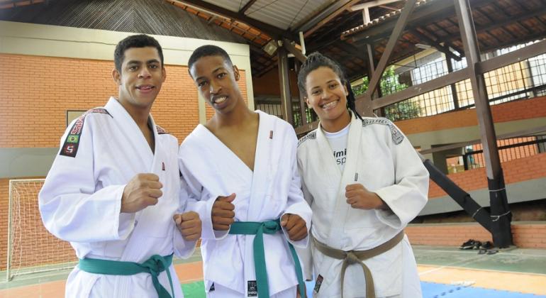 Ministério dos Esportes aprovou projeto de captação de R$ 2,8 milhões para Programa Superar, inscrito na Lei de Incentivo ao Esporte. Foto: Rodrigo Clemente/PBH Três atletas do Programa Superar.