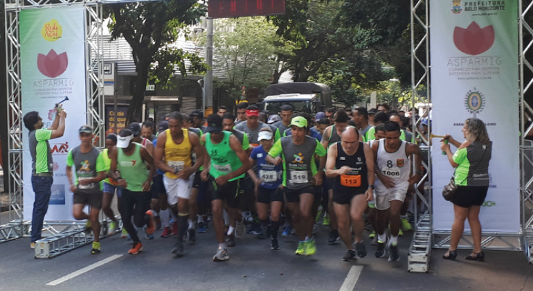 Run For Parkinson’s Brasil 2018, corrida realizada mundialmente em prol da cura da doença, marcou o BH é da Gente - Savassi no dia 8/4. Foto: Vilma Tomaz/PBH Largada do evento Run for Parkinson's Brasil 2018, com mais de cem pessoas correndo.
