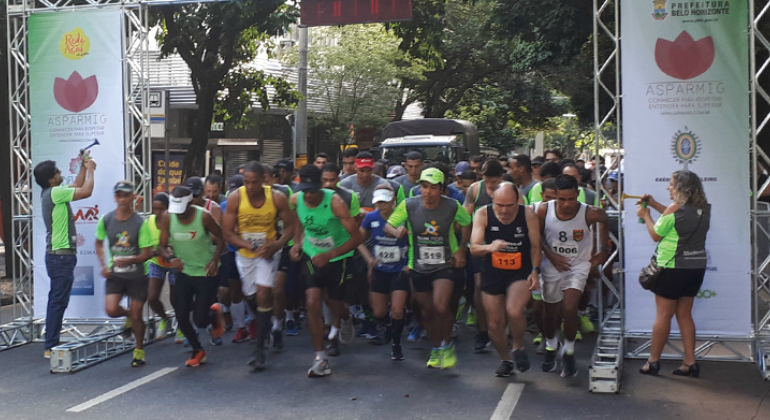 Largada do evento Run for Parkinson's Brasil 2018, com mais de cem pessoas correndo. 