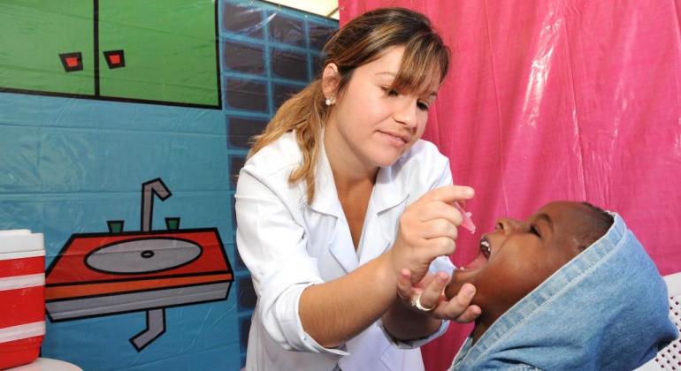Técnica de saúde vacina criança com gotinhas; Prefeitura nomeou 25 cargos das áreas da Saúde, Procuradoria e Administração Geral.