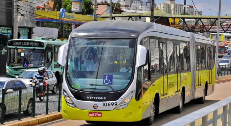 Sistema de transporte coletivo tem operação normal nesta quarta, 30 de maio Ônibus do Move em corredor